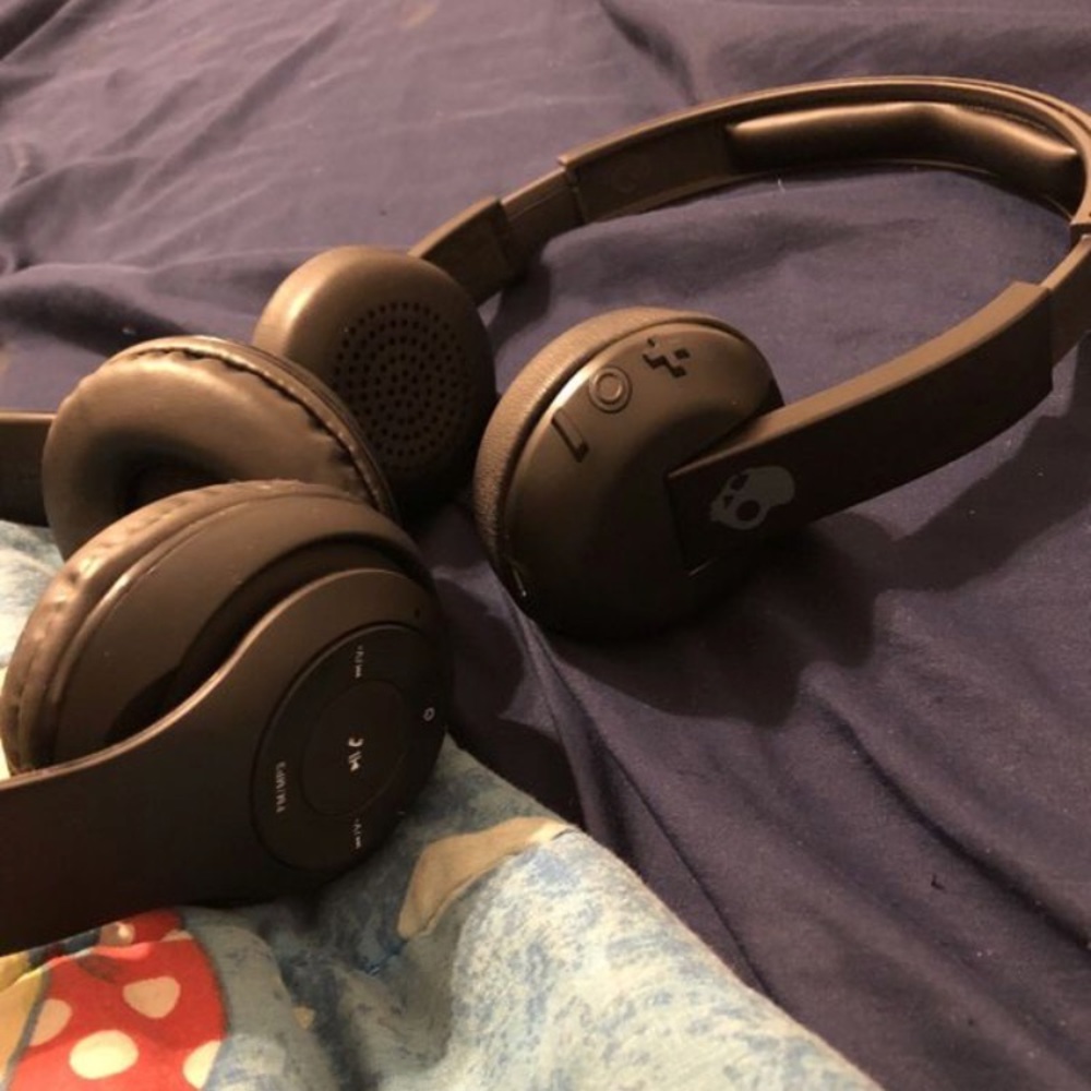 2 pairs of wireless headphones
